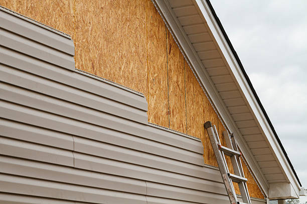 Professional Vinyl Siding technician working in Thompsontown, PA